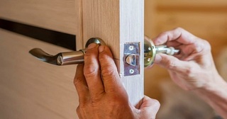 Установка и замена дверной ручки в Дзержинском от 276 руб. – Мастер24, монтаж фурнитуры, недорого
