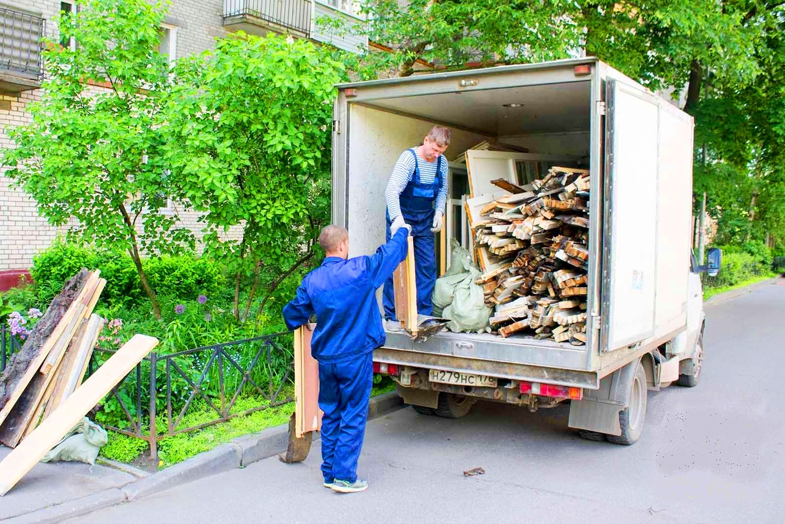 Вывоз строительного мусора в Дзержинском от Мастер24: услуги, контейнер, цена от 2559 руб., быстро и недорого